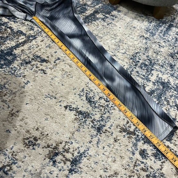 Athleta Black & Gray Alpine Chaturanga High Rise Leggings Size Medium - Picture 9 of 9